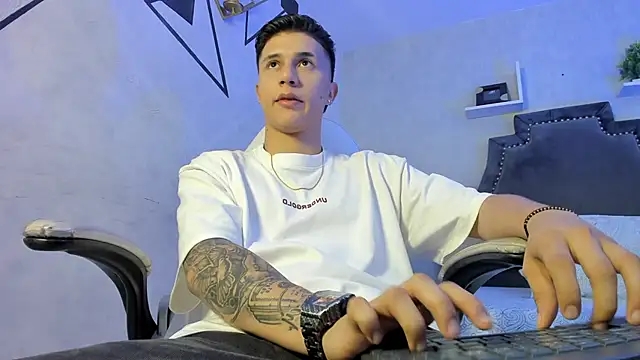 liaamsmiith  online show from 11/23/25, 12:49