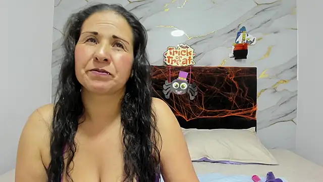 Snapshot of NoelleHartley chatting on 10/21/25, 11:44 NoelleHartley online show from 10/21/25, 11:44