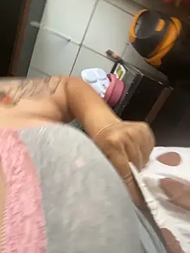 Snapshot of bruna438 chatting on 09/27/25, 01:38 bruna438 online show from 09/27/25, 01:38