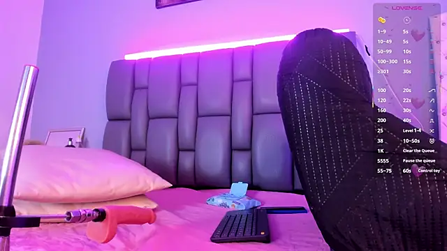 Niicolle Evanss online show from 09/22/25, 08:00