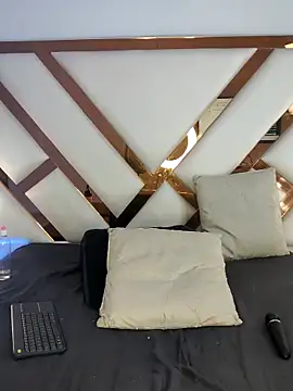 Niicolle Evanss online show from 04/15/26, 07:58