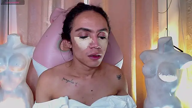 Snapshot of Cristal_Gem1 chatting on 04/17/26, 08:45 Cristal Gem1 online show from 04/17/26, 08:45