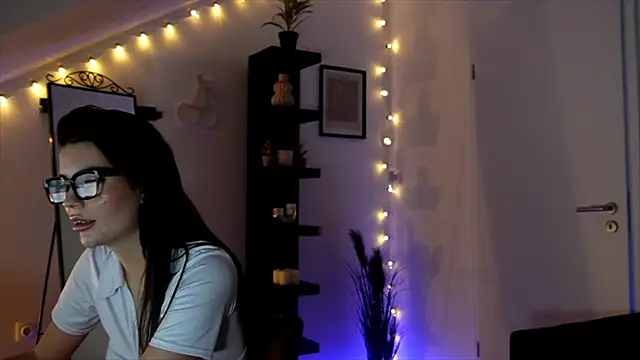 Snapshot of SophieFleur chatting on 10/25/25, 05:51 SophieFleur online show from 10/25/25, 05:51