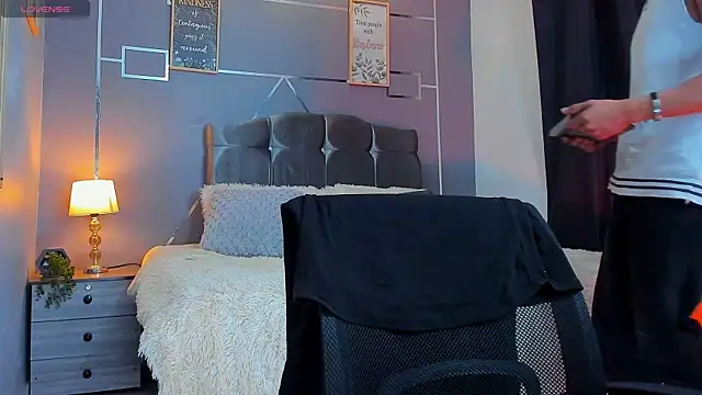 Snapshot of oliver_mr_ chatting on 11/04/25, 12:15 oliver mr online show from 11/04/25, 12:15