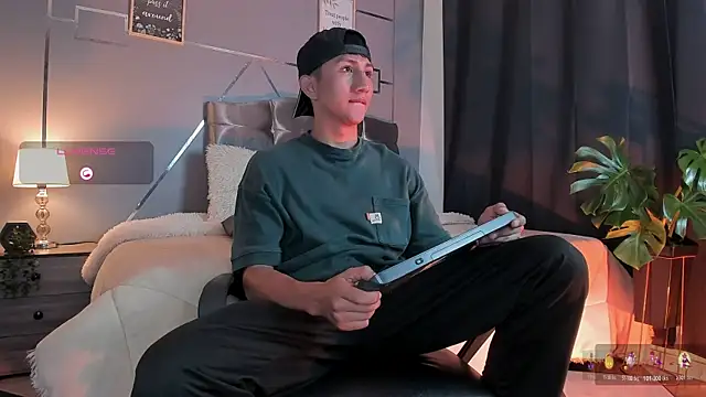 Snapshot of oliver_mr_ chatting on 11/17/25, 08:14 oliver mr online show from 11/17/25, 08:14