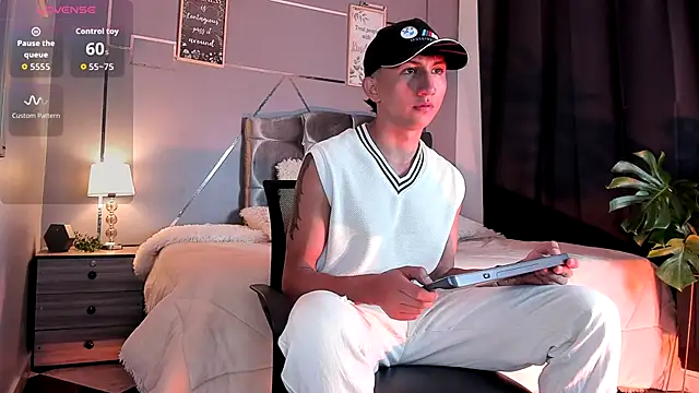 Snapshot of oliver_mr_ chatting on 11/19/25, 08:09 oliver mr online show from 11/19/25, 08:09