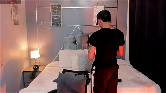 Snapshot of oliver_mr_ chatting on 11/22/25, 08:08 oliver mr online show from 11/22/25, 08:08