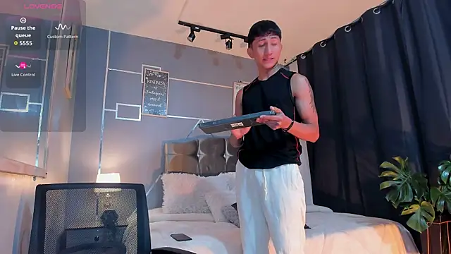 Snapshot of oliver_mr_ chatting on 11/27/25, 08:22 oliver mr online show from 11/27/25, 08:22