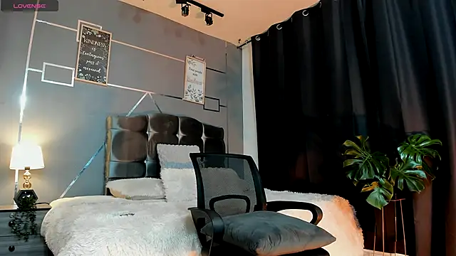 Snapshot of oliver_mr_ chatting on 12/04/25, 08:28 oliver mr online show from 12/04/25, 08:28