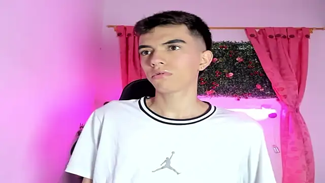 Snapshot of dylan_202520_ chatting on 09/23/25, 11:24 dylan 202520 online show from 09/23/25, 11:24