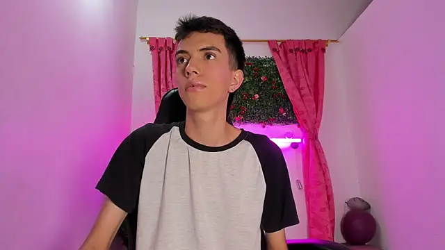 Snapshot of dylan_202520_ chatting on 09/30/25, 11:37 dylan 202520 online show from 09/30/25, 11:37