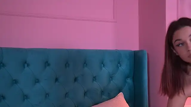 Snapshot of AlyraRose chatting on 09/19/25, 03:52 AlyraRose online show from 09/19/25, 03:52