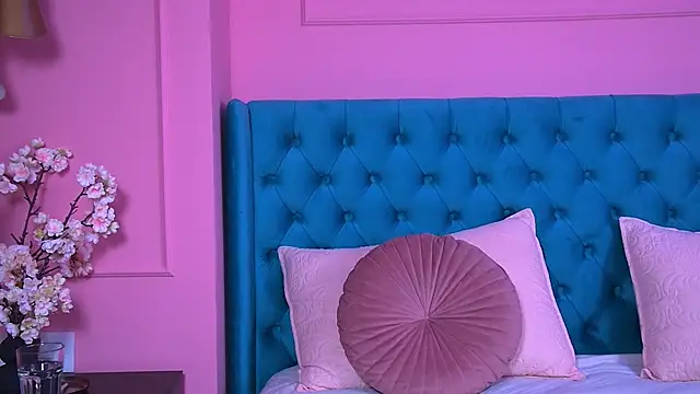 Snapshot of AlyraRose chatting on 10/07/25, 04:04 AlyraRose online show from 10/07/25, 04:04