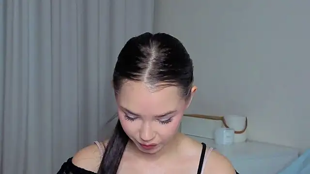 Snapshot of slyshypie chatting on 09/23/25, 01:14 slyshypie online show from 09/23/25, 01:14