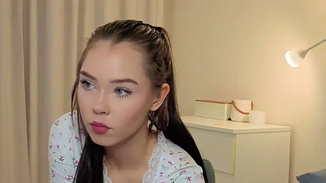 Snapshot of slyshypie chatting on 10/11/25, 01:31 slyshypie online show from 10/11/25, 01:31