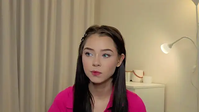 Snapshot of slyshypie chatting on 10/14/25, 01:23 slyshypie online show from 10/14/25, 01:23