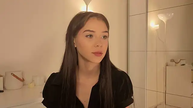 Snapshot of slyshypie chatting on 11/16/25, 02:11 slyshypie online show from 11/16/25, 02:11