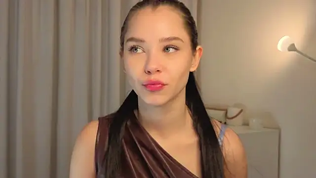 Snapshot of slyshypie chatting on 11/21/25, 01:32 slyshypie online show from 11/21/25, 01:32