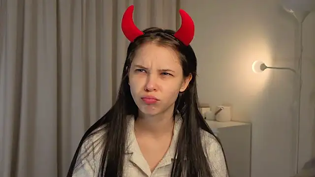 Snapshot of slyshypie chatting on 11/26/25, 01:23 slyshypie online show from 11/26/25, 01:23