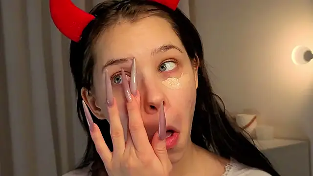 Snapshot of slyshypie chatting on 11/28/25, 01:25 slyshypie online show from 11/28/25, 01:25