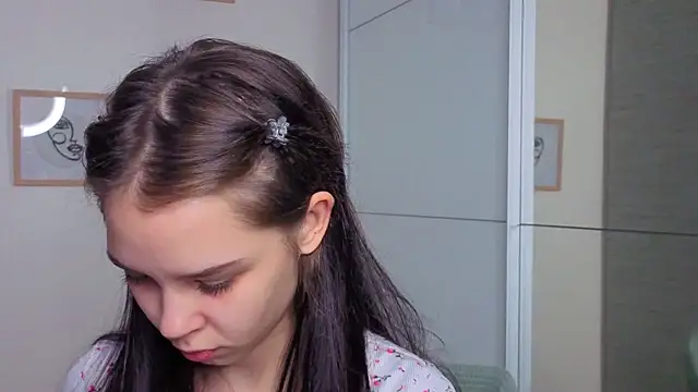 Snapshot of slyshypie chatting on 12/02/25, 01:05 slyshypie online show from 12/02/25, 01:05