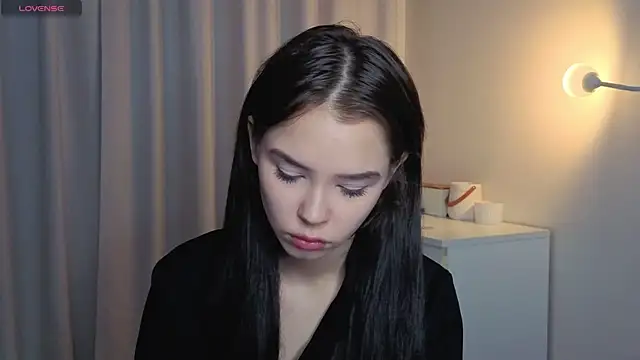 Snapshot of slyshypie chatting on 12/19/25, 01:29 slyshypie online show from 12/19/25, 01:29