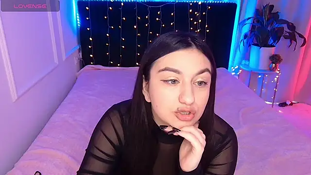 Snapshot of Lola_Sparks chatting on 12/18/25, 09:15 Lola Sparks online show from 12/18/25, 09:15