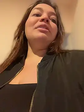Snapshot of sarahreyess_11 chatting on 05/19/26, 10:21 sarahreyess 11 online show from 05/19/26, 10:21