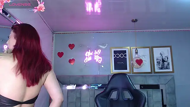 Snapshot of Red_Bunny_v chatting on 04/12/26, 01:38 Red Bunny v online show from 04/12/26, 01:38