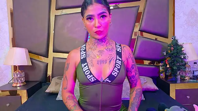 Snapshot of EmilieLake chatting on 12/13/25, 08:47 EmilieLake online show from 12/13/25, 08:47