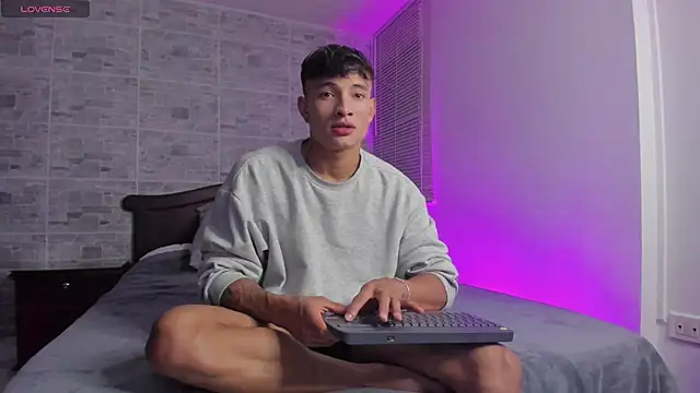 Snapshot of DavisFirb chatting on 10/19/25, 02:01 DavisFirb online show from 10/19/25, 02:01