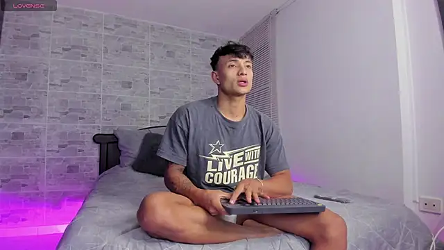 Snapshot of DavisFirb chatting on 11/03/25, 01:19 DavisFirb online show from 11/03/25, 01:19