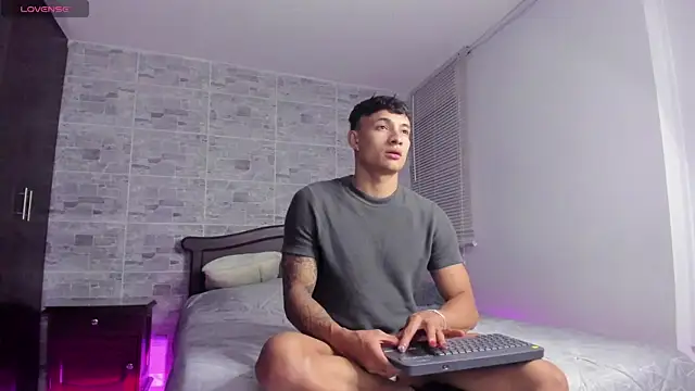 Snapshot of DavisFirb chatting on 11/20/25, 02:45 DavisFirb online show from 11/20/25, 02:45