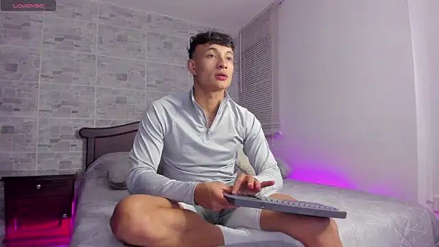 Snapshot of DavisFirb chatting on 11/21/25, 02:43 DavisFirb online show from 11/21/25, 02:43