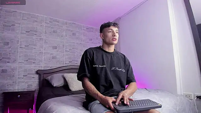 Snapshot of DavisFirb chatting on 11/24/25, 01:05 DavisFirb online show from 11/24/25, 01:05