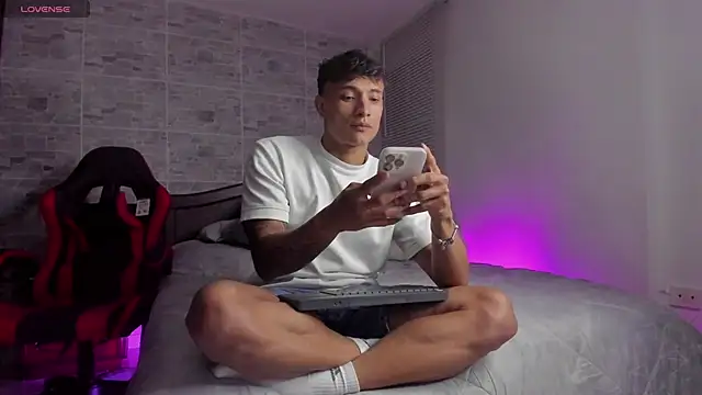 Snapshot of DavisFirb chatting on 12/01/25, 02:49 DavisFirb online show from 12/01/25, 02:49