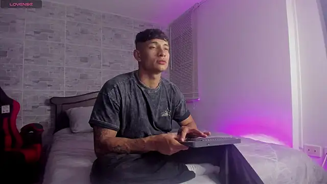 Snapshot of DavisFirb chatting on 12/05/25, 02:31 DavisFirb online show from 12/05/25, 02:31