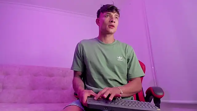 Snapshot of DavisFirb chatting on 04/27/26, 02:09 DavisFirb online show from 04/27/26, 02:09