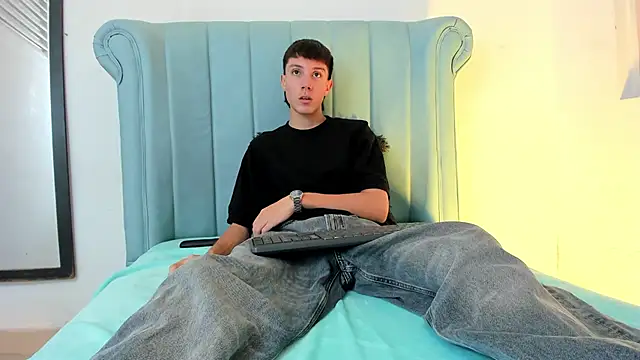 Snapshot of LittleDanny_ chatting on 03/10/26, 04:23 LittleDanny online show from 03/10/26, 04:23