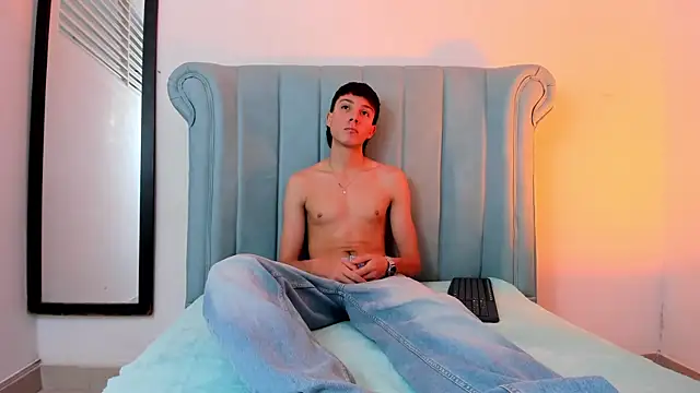 Snapshot of LittleDanny_ chatting on 03/13/26, 03:40 LittleDanny online show from 03/13/26, 03:40