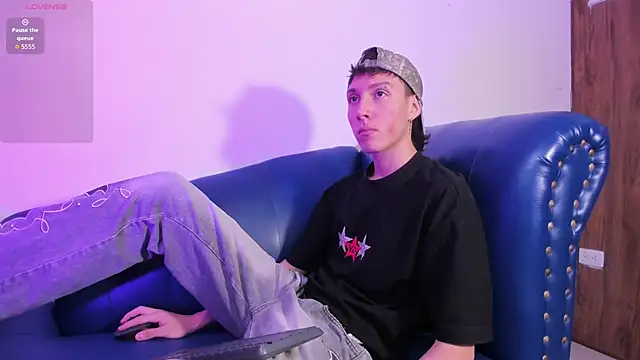 Snapshot of LittleDanny_ chatting on 04/17/26, 05:05 LittleDanny online show from 04/17/26, 05:05