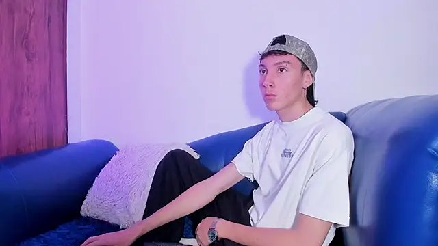 Snapshot of LittleDanny_ chatting on 04/18/26, 01:59 LittleDanny online show from 04/18/26, 01:59