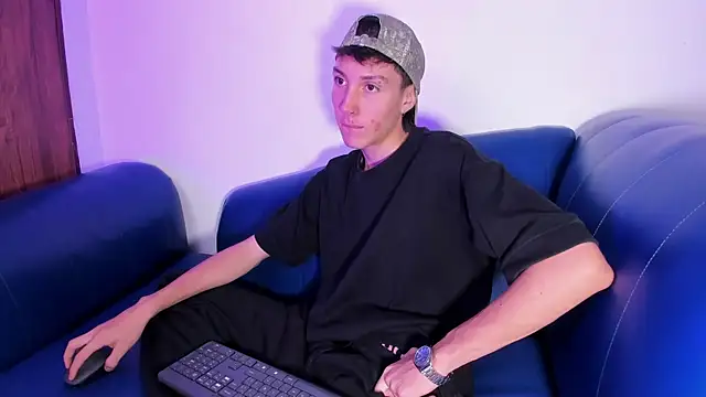 Snapshot of LittleDanny_ chatting on 04/19/26, 03:00 LittleDanny online show from 04/19/26, 03:00