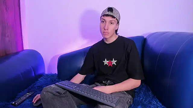 Snapshot of LittleDanny_ chatting on 04/21/26, 03:39 LittleDanny online show from 04/21/26, 03:39