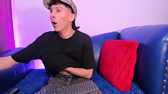 Snapshot of LittleDanny_ chatting on 04/22/26, 02:40 LittleDanny online show from 04/22/26, 02:40