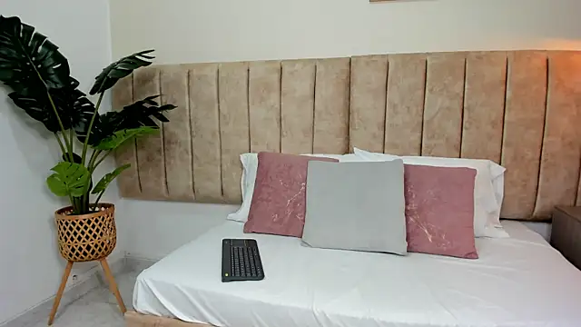 Karina Harris online show from 10/08/25, 12:25