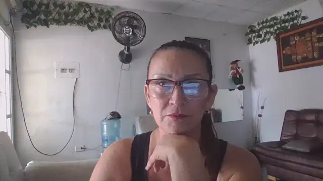 Snapshot of MiaVega chatting on 10/29/25, 03:25 MiaVega online show from 10/29/25, 03:25