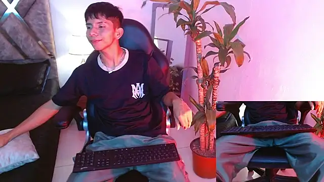 Snapshot of Hyunjin_Son chatting on 09/18/25, 01:18 Hyunjin Son online show from 09/18/25, 01:18