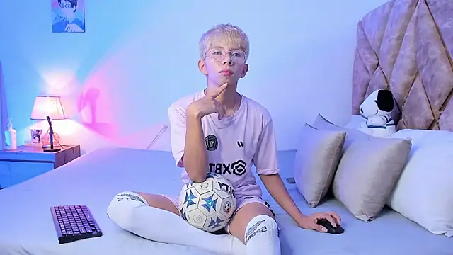 Snapshot of Hyunjin_Son chatting on 01/19/26, 04:33 Hyunjin Son online show from 01/19/26, 04:33