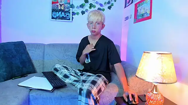 Snapshot of Hyunjin_Son chatting on 03/16/26, 05:06 Hyunjin Son online show from 03/16/26, 05:06